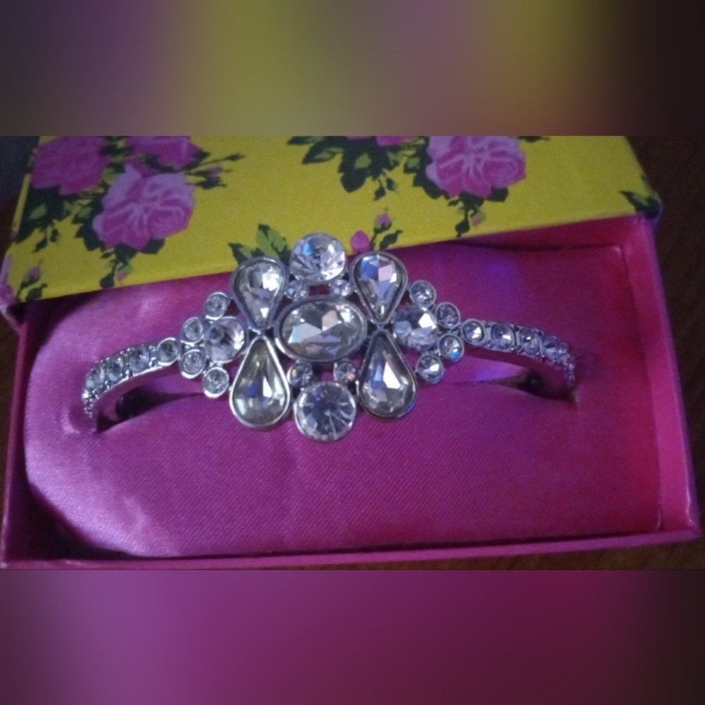 BETSEY JOHNSON BRACELET